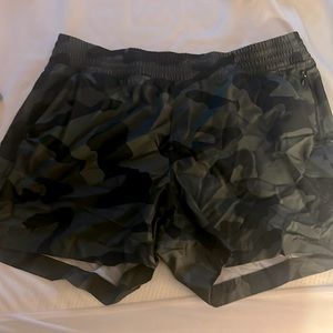 Green camo active shorts